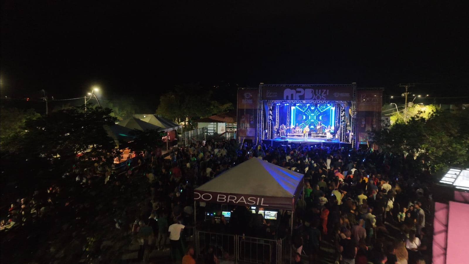 Milhares de pessoas prestigiaram o famoso festival da música popular brasileira, o MPBúzios, no feriadão da Padroeira do Brasil e das Crianças
