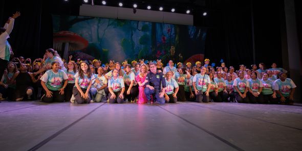 Prefeitura de Cuiab | O Siminina realiza a proteo social por meio das artes, afastando as assistidas de possveis violncias, do trabalho infantil e da evaso escolar", refora Mrcia Pinheiro com o sucesso do espetculo "O Reino Encantado das Simininas