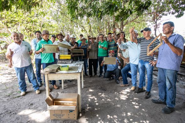 Prefeitura de Cuiab | Criao de cooperativa impulsiona avano da cadeia da apicultura, que faz parte do programa Agro da Gente