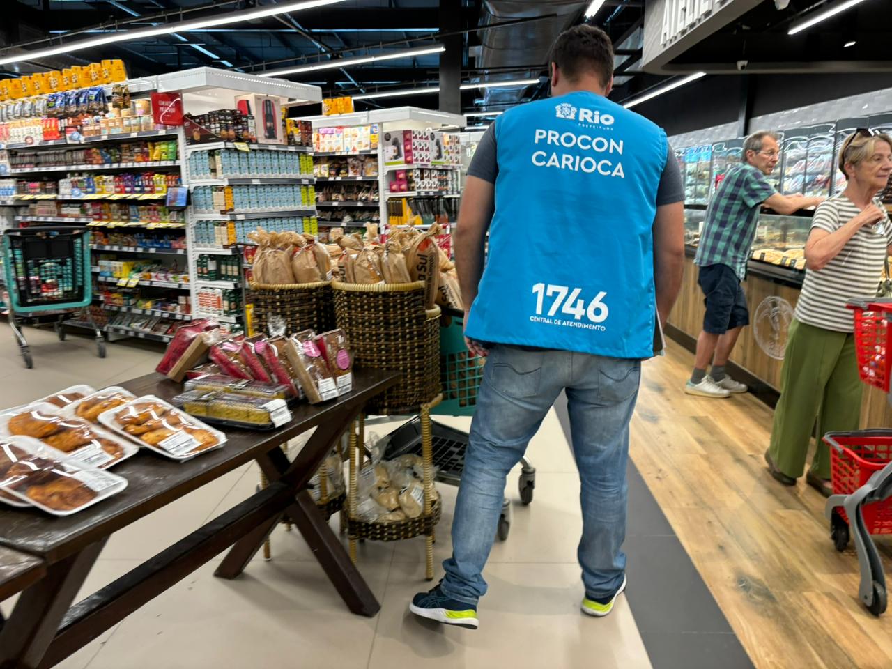 Procon Carioca notifica supermercados da Zona Oeste por irregularidades - Prefeitura da Cidade do Rio de Janeiro