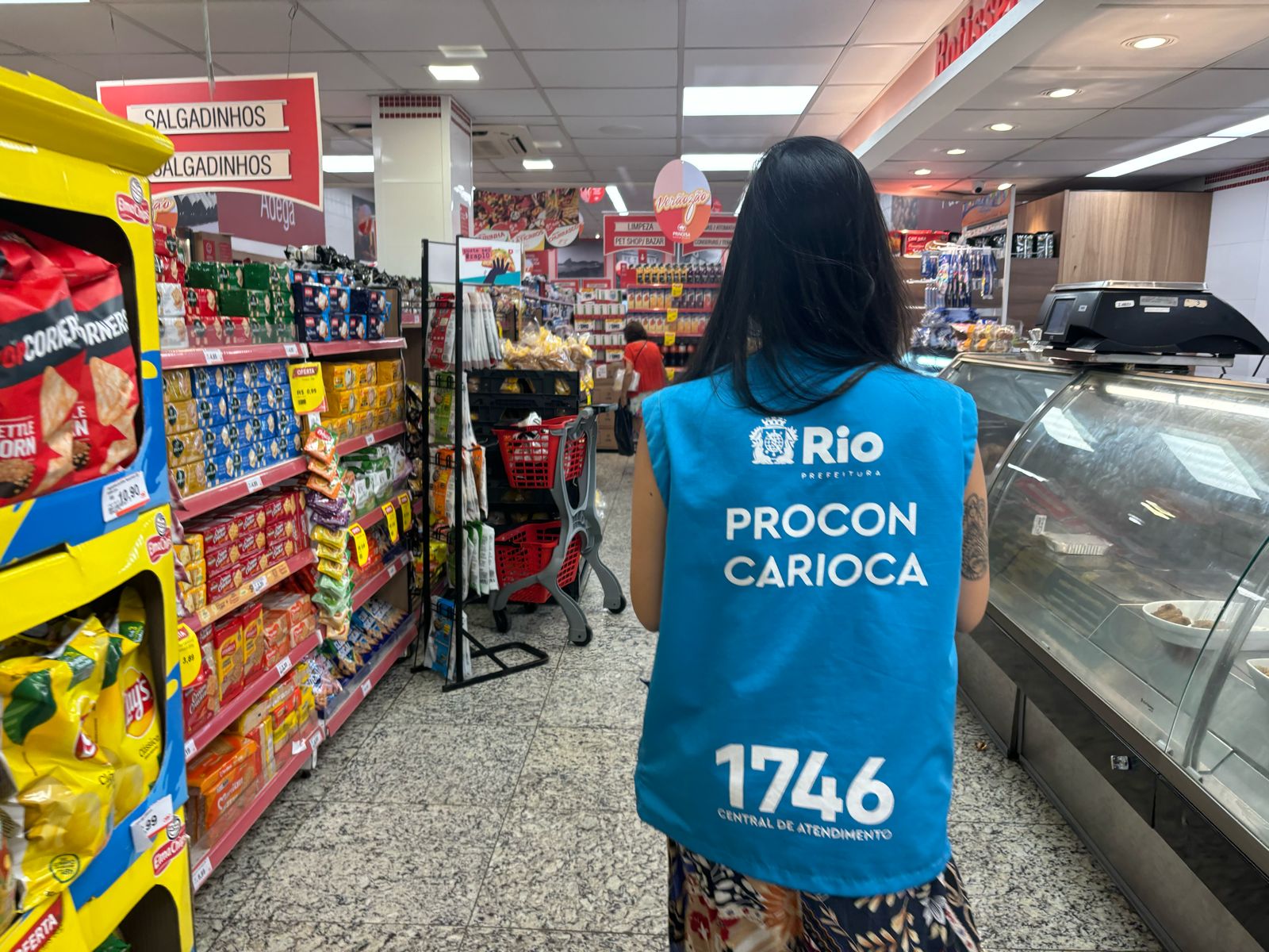 Procon Carioca notifica supermercado no Catete e descarta mais de 35 kg de alimentos impróprios para consumo - Prefeitura da Cidade do Rio de Janeiro